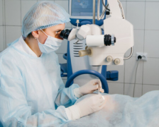 臉上出現(xiàn)斑痕該如何進(jìn)行治療那？